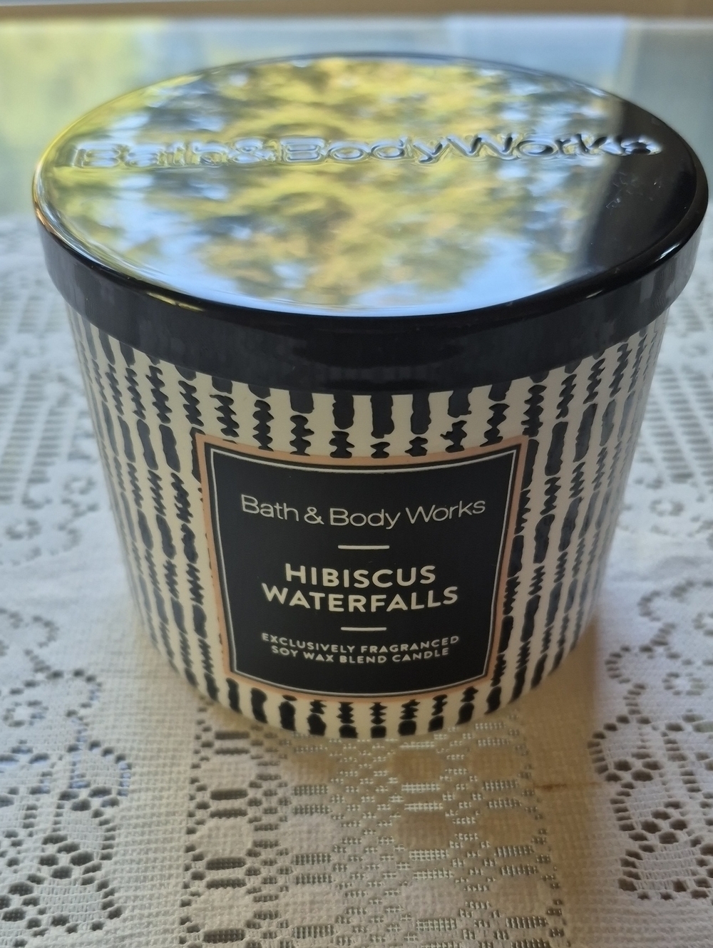 Bath & Body Works Hibiscus Waterfalls Candle - Black & Cream